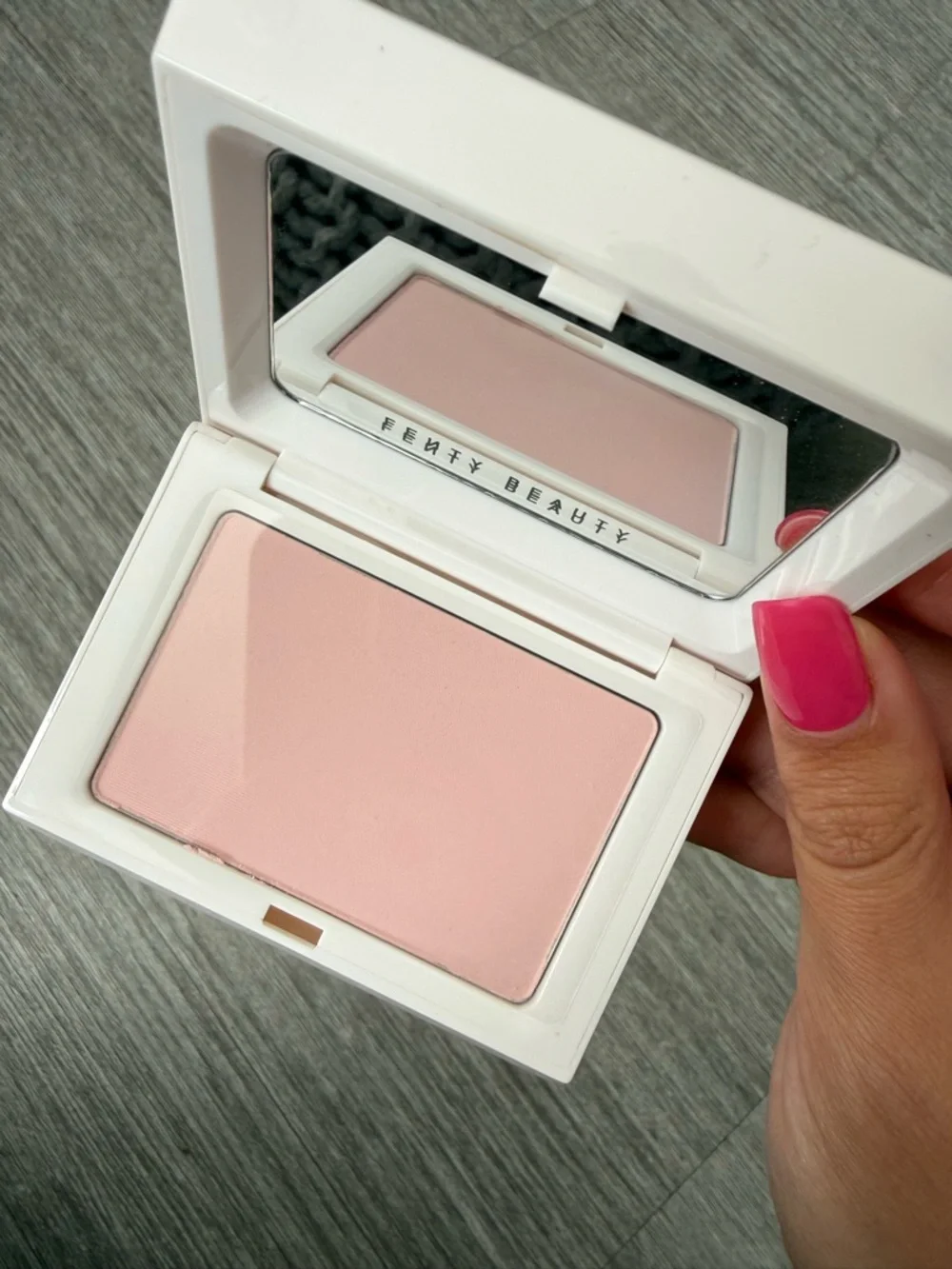 Fenty Beauty Bright Fix Instant Brightening Powder — Rose‎ Quartz 02
